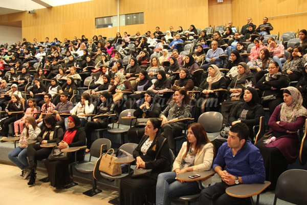 بالصور: اجتماع لأولياء الأمور في مشروع التعليم إلى القمم بعنوان "علاقتنا مع التكنولوجيا"